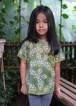 Load image into Gallery viewer, Tshirt. Butterfly - Green. Child size.
